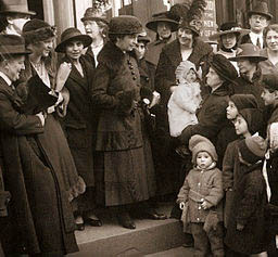 1921 Margaret Sanger organizes the Birth Control League_Margaret- SangerOnCourtSteps2